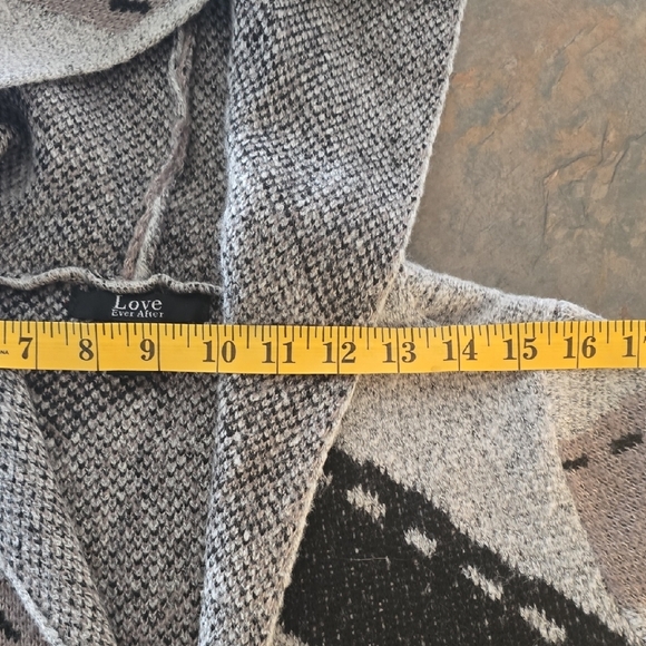 Stylish Women's Cardigan in Black, Gray, and Cream - Picture 4 of 6